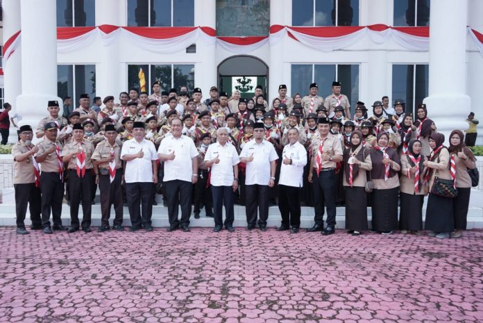 Sesi foto bersama Bupati Asahan H. Surya B,Sc dengan 32 peserta Kontingen Jambore Nasional (dok.istimewa )