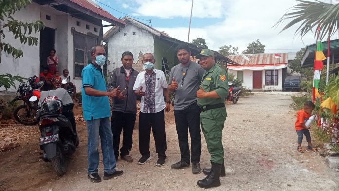 Kasi Pemberdayaan Masyarakat Kelurahan beserta staf didampingi anggota Sat Linmas dan Ketua RT 22 (dok.istimwa)