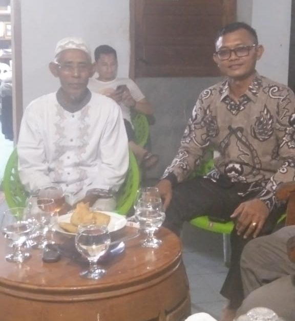 Suyono ( 68 ) warga dusun 3 memakai baju putih dan Triono ( 43 ) warga dusun 5 baju batik saat memberikan klarifikasi tentang tuduhan suap ( foto/Joko )