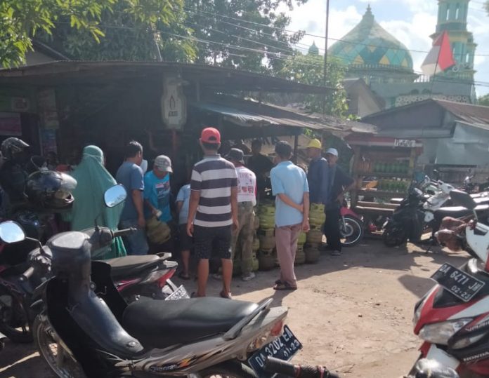 Warga Serbu Pangkalan Gas LPG