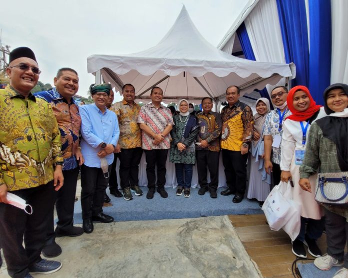 Menaker RI Ida Fauziyah berserta rombongan foto bersama dengan Wakil Bupati Asahan Taufik Zainal Abidin ( dok/istimewa )