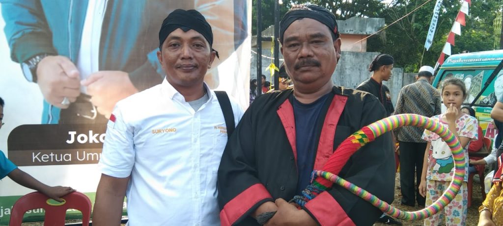 Keterangan foto : Pendiri Reog Gembong Bawono Kabupaten Asahan Suyono didampingi Warog Reog Mas Pay ( dok/Joko )