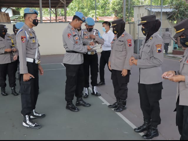 Sipropam saat sidak Polwan di jajaran Polres Kebumen (foto/Humas Polres)