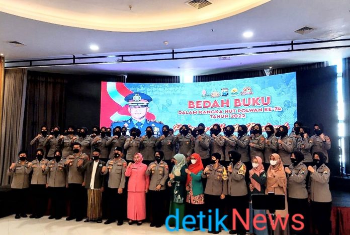 Wakapolsek Bubutan Akp Haryoko bersama Bhabinkamtibmas Bubutan Aipda Sugeng mengikuti kegiatan Bedah buku 