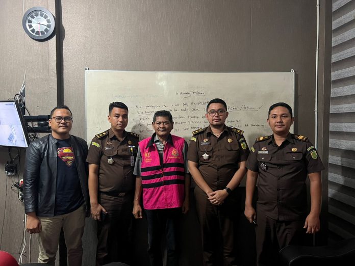 Kasi Pidsus Kejari Asahan Vincent Tampubolon, Harold Manurung dan Roy Baringin Tambunan bersama Ya memakai rompi merah setelah ditetapkan sebagai tersangka ( dok/kejariasahan )