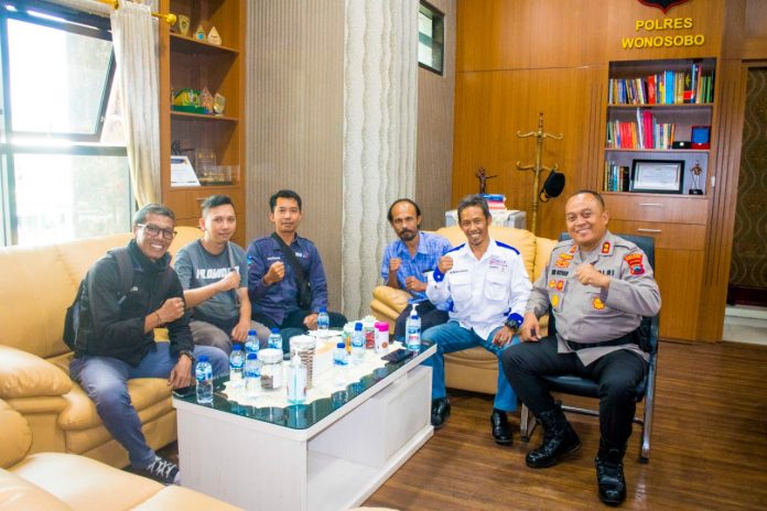 Calon pengurus DPD SWI bersama Kapolres Wonosobo (foto/Suhirman)