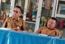 Kepsek SMK Yayasan Teladan Indrapura, Ahmad Indra Gunawan ( pakai kacamata ) didampingi Kepsek SMA Atonso Hasibuan saat memberikan bantahan sekaligus klarifikasi pemberitaan. ( dok/istimewa )