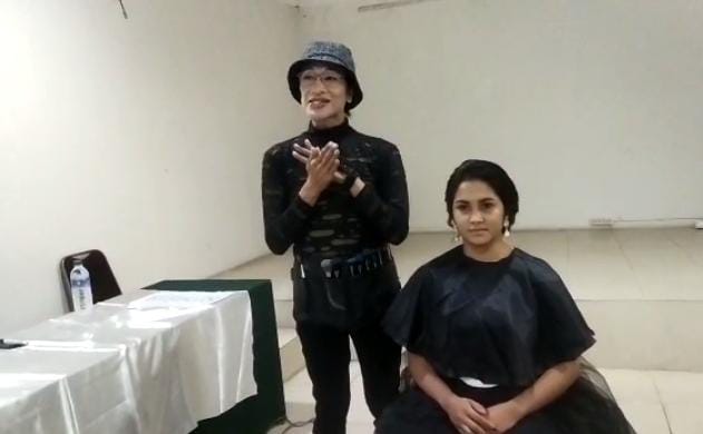 Joy MUA Profesional Make Up Artis, saat sedang memberikan materi Praktek saat Workshop