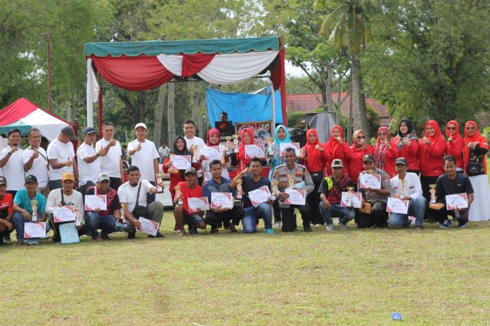 Managemen PTPN - III Kebun Sei Dadap bersama masyarakat sekitar usai melaksanakan acara gerak jalan santai ( dok/istimewa )