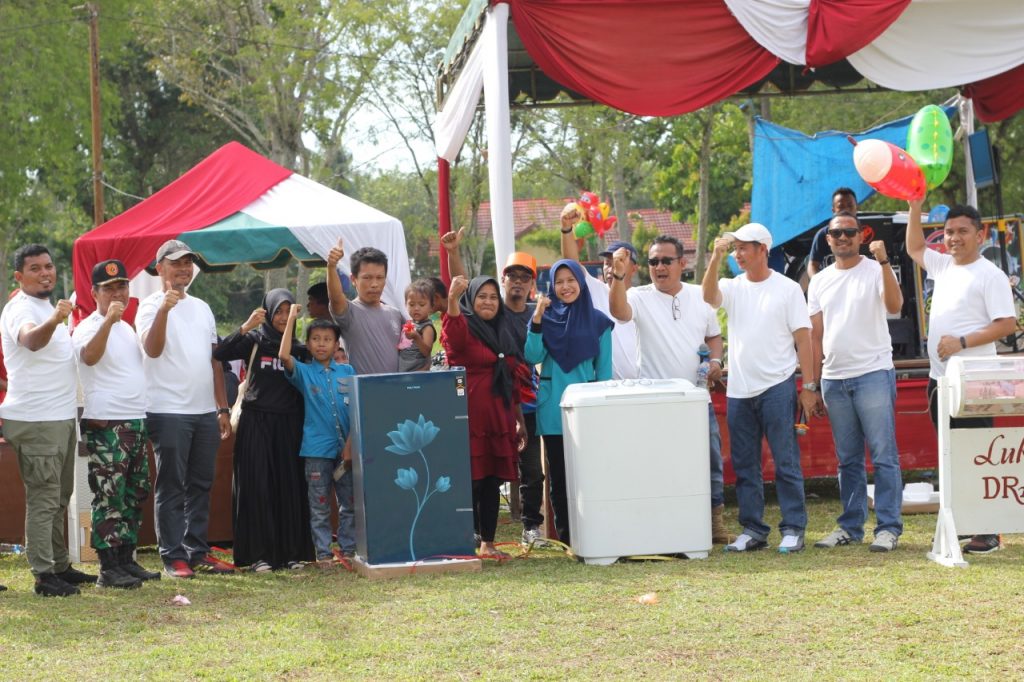 Keterangan foto : Pemberian hadiah Lucky Draw oleh pihak managemen Kebun Sei Dadap bagi peserta yang beruntung ( dok/istimewa )