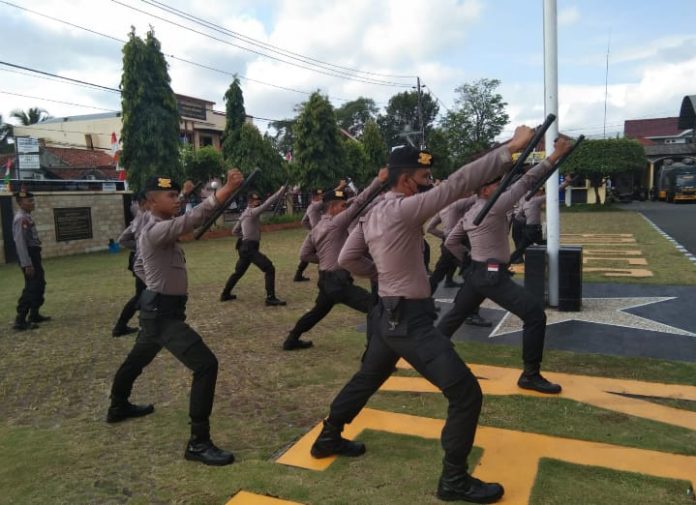 Anggota Polres Kebumen memperagakan seni beladiri tongkat T di halaman Mapolres Kebumen (Foto/Hms polres)