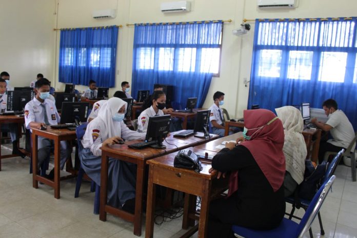 Siswa SMK Negri 1 Air Putih Kabupaten Batu Bara sedang mengikuti ANBK gelombang I Tahun 2022 ( foto/istimewa )