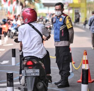 Aipda Sugeng Bhabinkamtibmas Kelurahan Bubutan dilokasi ujian praktek SIM Cak BHABIN Jalan Pasar Turi Baru