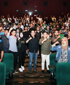 Foto : Kapolrestabes Surabaya Akhmad Yusep Gunawan dengan sejumlah kelompok masyarakat memadati XXI Tunjungan Plaza. Mereka berasal dari beragam komunitas Ormas, Ormek, dan komunitas Bonek pendukung Persebaya