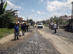 Keterangan foto : Karyawan PTPN - 3 PKS Sei Silau Asahan bersama masyarakat sekitar perkebunan melaksanakan gotong royong secara sukarela perbaikan jalan ( dok/istimewa )