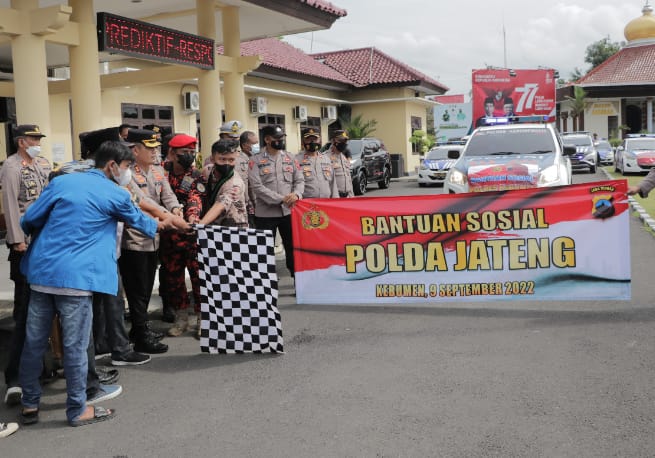 Kapolres Kebumen saat melepas secara simbolis bantuan 10 Ton beras di halaman Mapolres Kebumen (suararakyat.net/Suhirman)