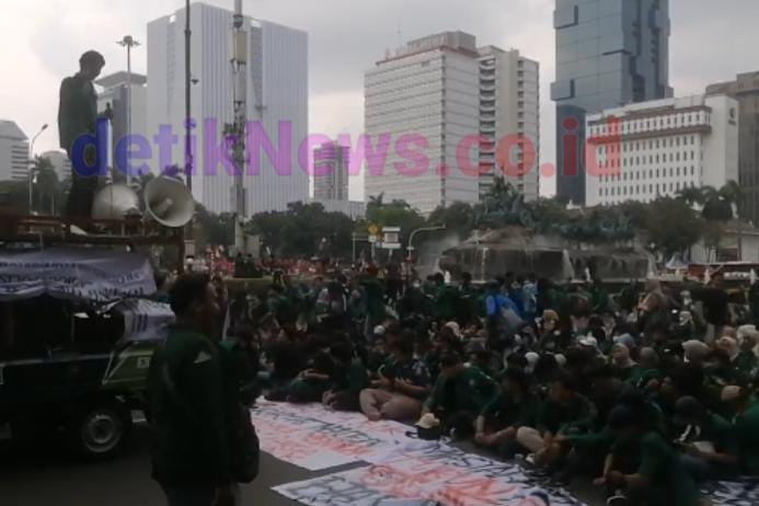 Sejumlah Mahasiswa dan Ojol Menggelar Aksi Demo Tolak Kenaikan BBM di Patung Kuda Jakarta