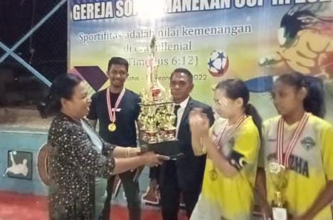 01 GSM saat Memberikan Piala Juara Pertama tim Futsal Putri GSM Laighter