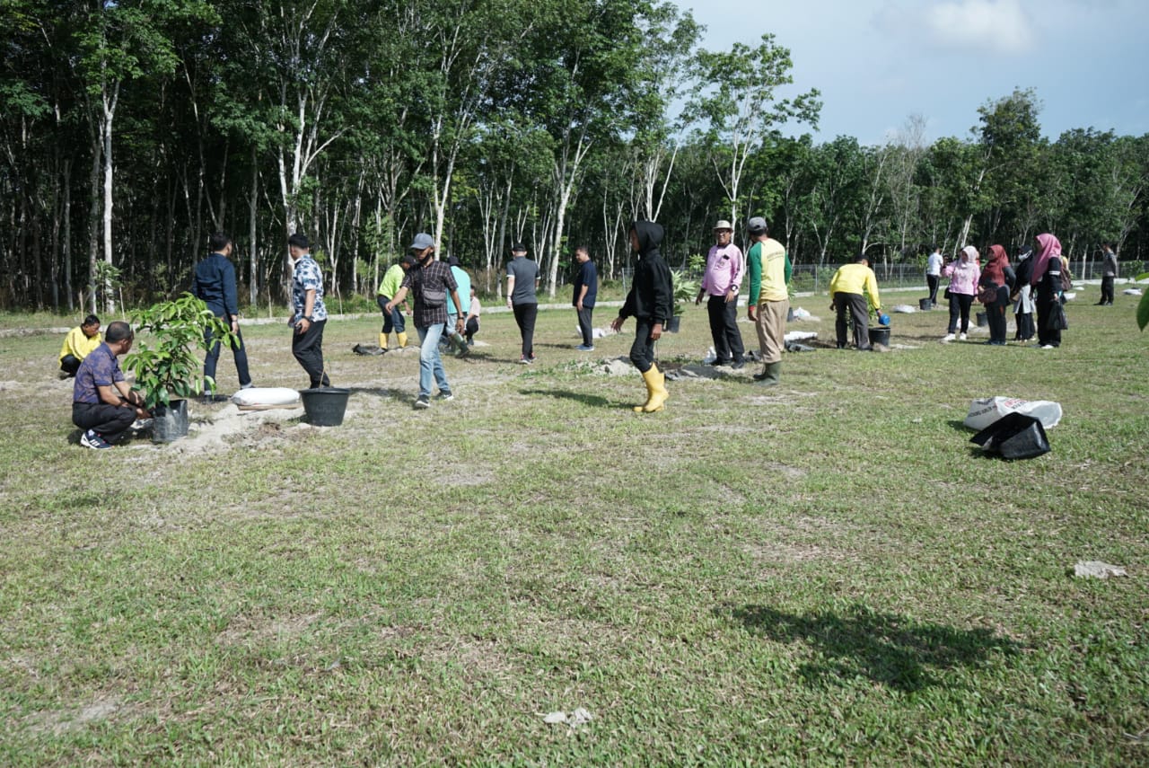 Keterangan foto : Kerjasasama Dinas LH Asahan dan BPJS Ketenaga Kerjaan Kisaran dalam melaksanakan penanaman pohon ( doc/istimewa )