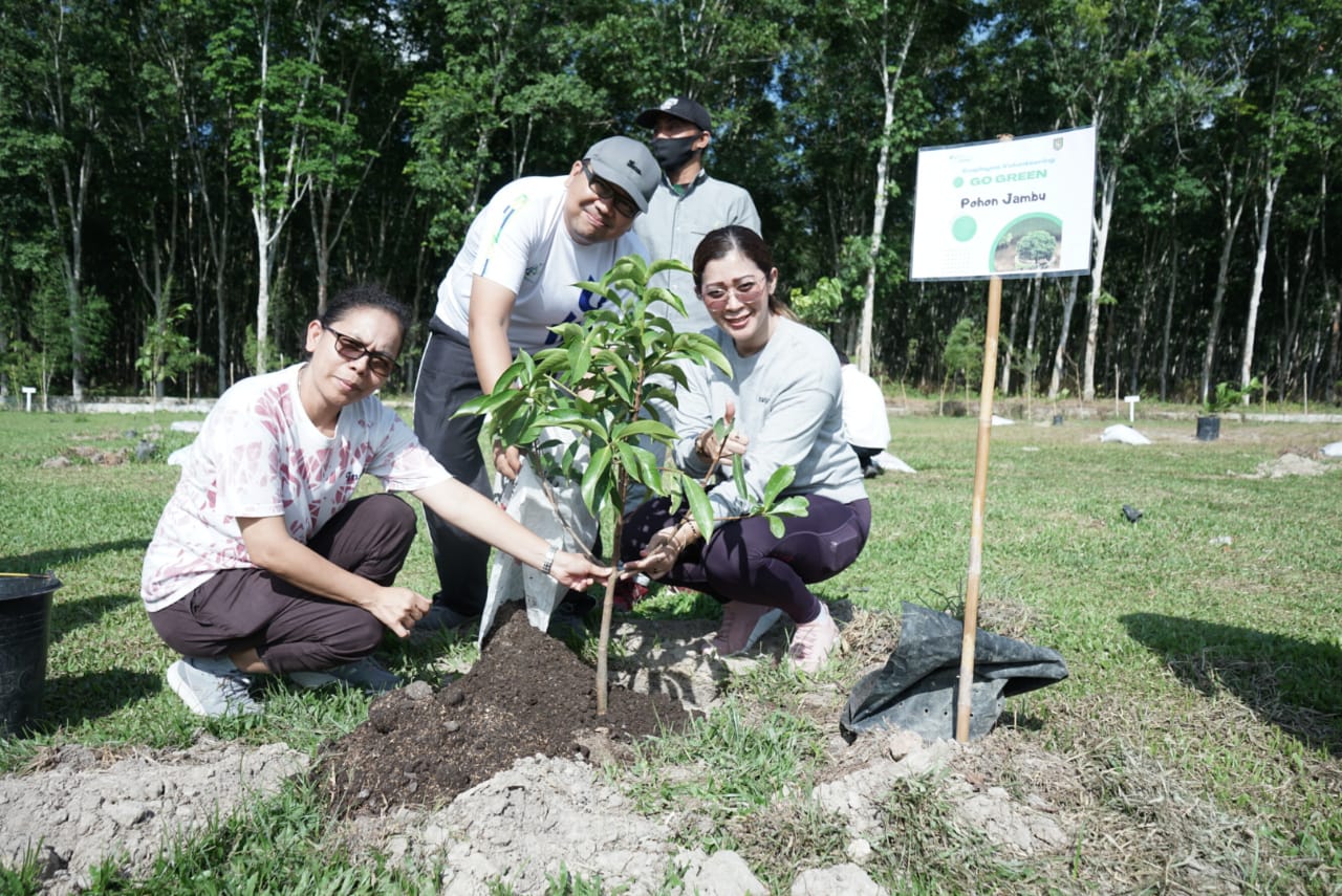 Keterangan foto : Antusias peserta penanaman pohon di Hutan Kota Taufan Gama Simatupang Kisaran ( doc/istimewa )