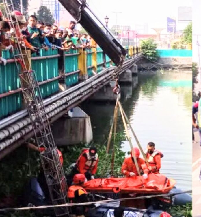 Petugas gabungan dari Badan Penanggulangan dan Bencana Daerah (BPBD) serta Dinas Pemadam Kebakaran dan Penyelamatan (DPKP) Kota Surabaya berhasil mengevakuasi sosok mayat perempuan tanpa identitas dengan turun ke sungai menggunakan satu unit perahu karet.