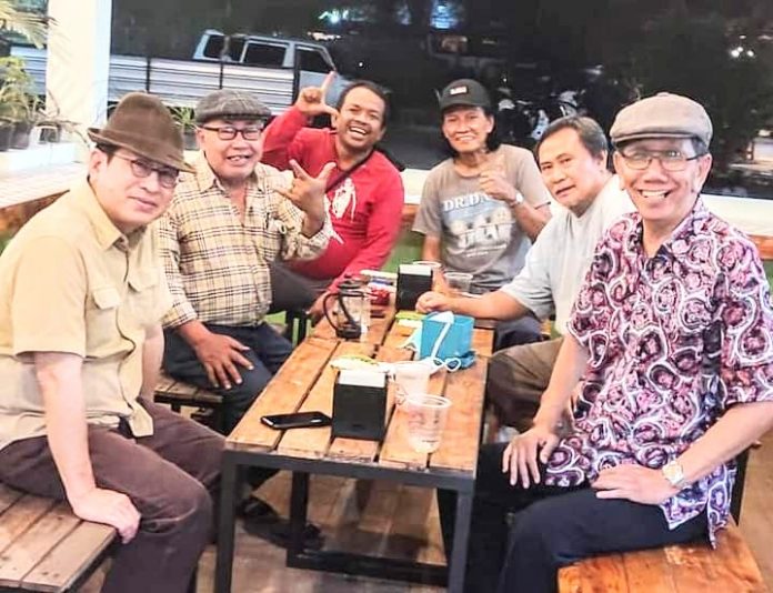 Anggota Komunitas SSS dan Cover Buku Puisi Noorca M. Massardi