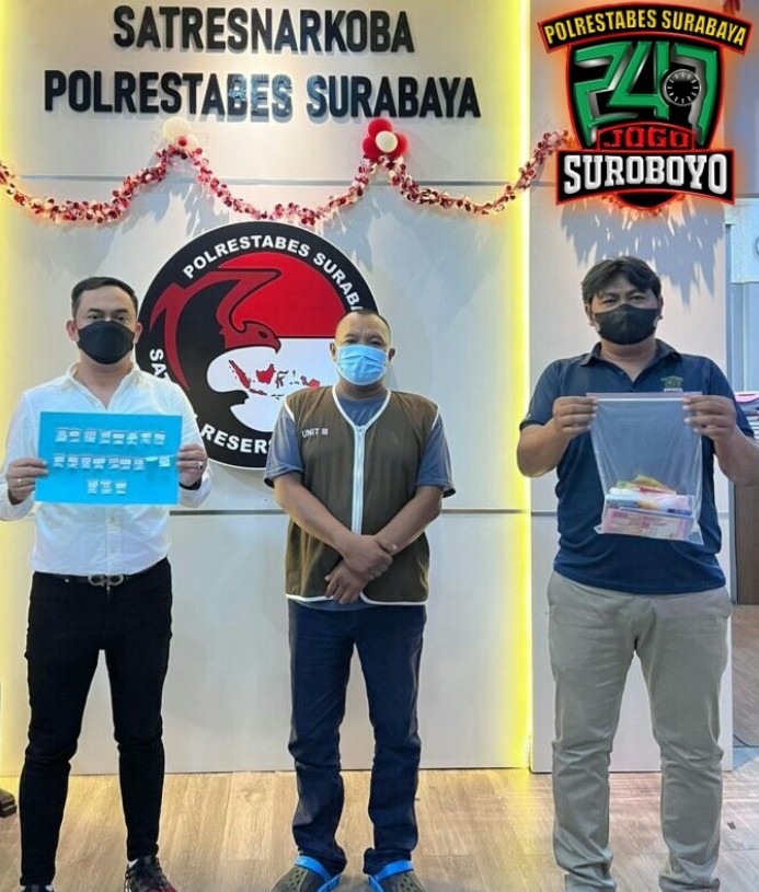 Pengedar sabu berinisial BM diringkus Satresnarkoba Polrestabes Surabaya lantaran edarkan barang haram jenis sabu dikalangan sopir angkutan umum di kawasan terminal Bungurasih dan Wonokromo