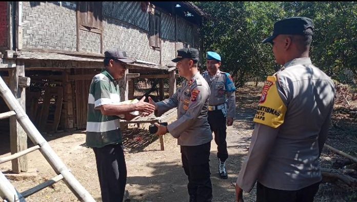 Polres Sumbawa Besar Membagikan Bansos