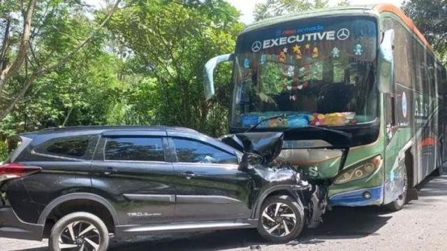 Mobil Tabrak Bus di Jalan Bukittinggi-Medan
