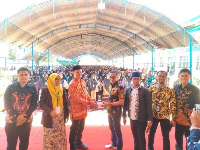 Rektor Institut Agama Islam Negeri (IAIN) Palopo, Prof Dr Abdul Pirol, MAg, menutup secara resmi Pengenalan Budaya Akademik dan Kemahasiswaan (PBAK) IAIN Palopo Tahun 2022