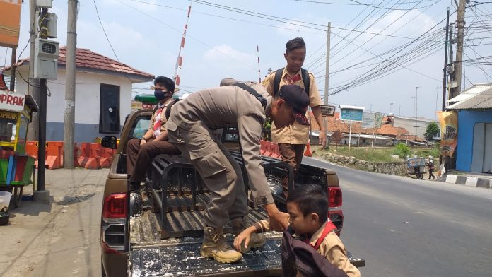 Sotpol PP Purwakarta sedang megangkut masyarakat yang tidak dapat angkutan umum