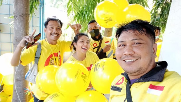 Imron bersama teman-teman Ojolnya mencoba untuk tetap tersenyum ditengah naiknya BBM