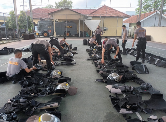 Anggota Polres Kebumen saat cek Kelengkapan Peralatan Pengamanan Massa (suararakyat.net/Suhirman)