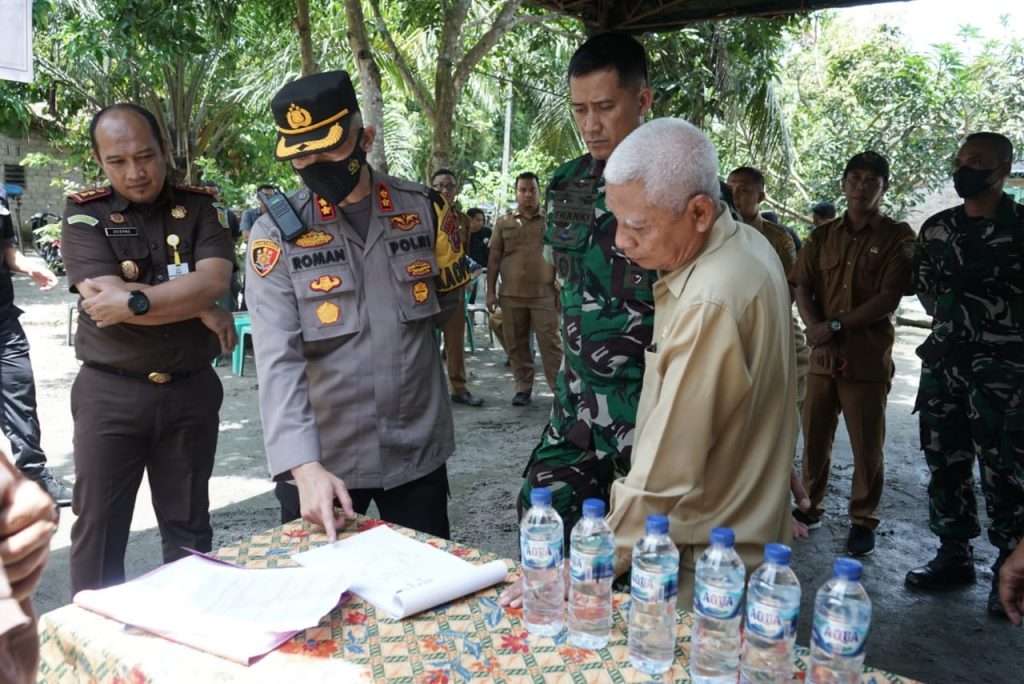 Keterangan foto : Bupati Asahan H, Surya B,Sc bersama dengan Forkopimda Asahan meninjau persiapan Pilkades di TPS