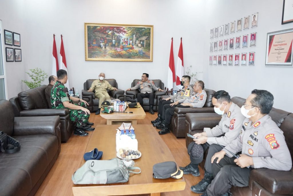 Keterangan foto : Kapolda Sumatera Utara Irjen Pol. Drs RZ Panca Putra, S, MSi bersama Forkopimda Asahan melakukan koordinasi kesiapan pelaksanaan Pilkades