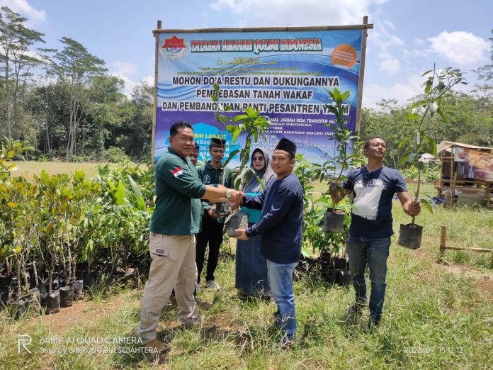Penyerahan Bibit tanaman buah oleh Ketua RPLH kepada Ketua Yayasan Amanah Qolbu Indonesia (suararakyat.net/Suhirman)