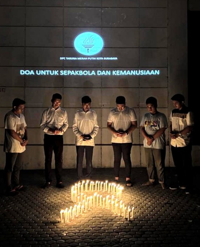 DPC Taruna Merah Putih (TMP) Surabaya mengadakan doa bersama untuk tragedi Kanjuruhan di Posko TMP Surabaya di Jl. Raya Darmo