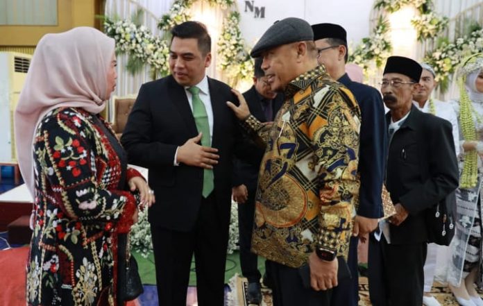 Egi Sudjana saat menghadiri resepsi salah satu Pengurus Harian PN AMK di Bandung (dok.suhirman)