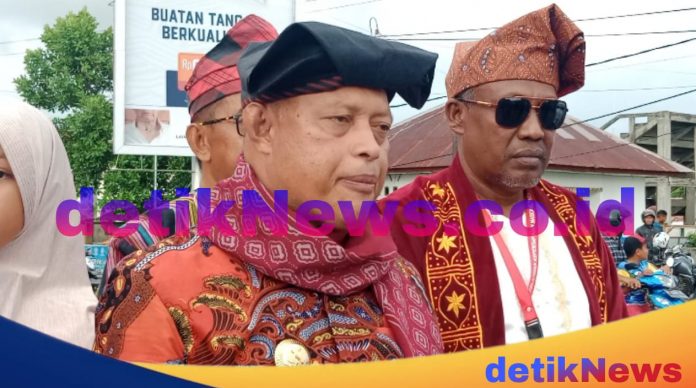 Bupati Kabupaten Buru Provinsi Maluku Usai Lepas Peserta Karnaval Jelang HUT Kabupaten Bupolo