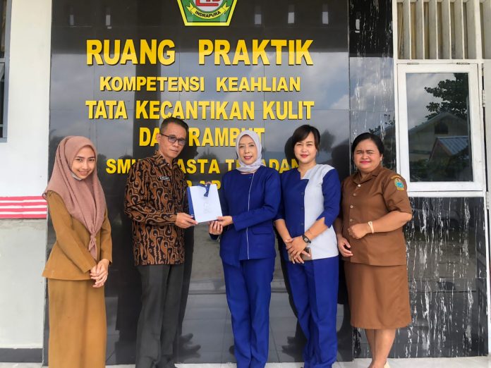 Kepala SMK Swasta Teladan Indrapura Ahmad Indra Gunawan Jalin Kerjasama dengan Inez Cosmetic Medan ( doc/istimewa )