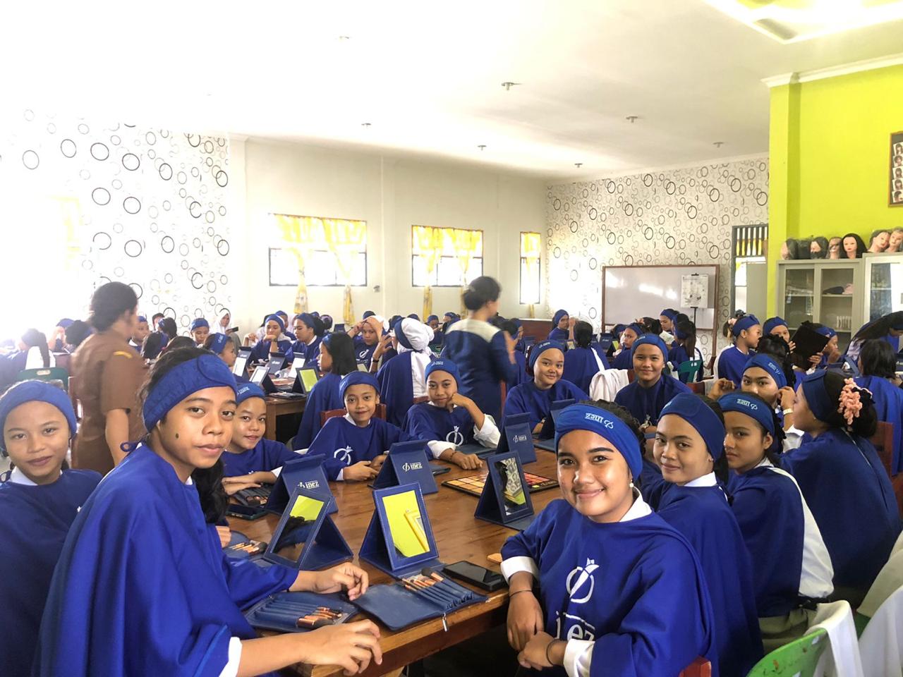 Keterangan foto : Antusias peserta didik SMK Swasta Teladan Indrapura dalam mengikuti kegiatan Beauty Class dengan Inez Cosmetic. ( doc/istimewa )