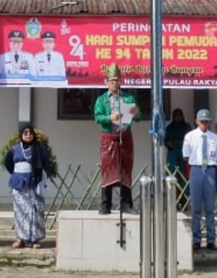 Kepala Sekolah SMK Negri 1 Pulau Rakyat M. Bahmid Effendi Pulungan saat memberikan sambutan Hari Sumpah Pemuda ke - 94 ( doc/istimewa )