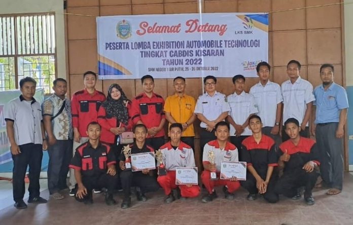 Kepala Sekolah SMK Negri 1 Air Putih Sulistyo, S, Pd foto bersama dengan siswa dan guru peserta lomba Exhibition Automobile Technologi ( doc/istimewa )