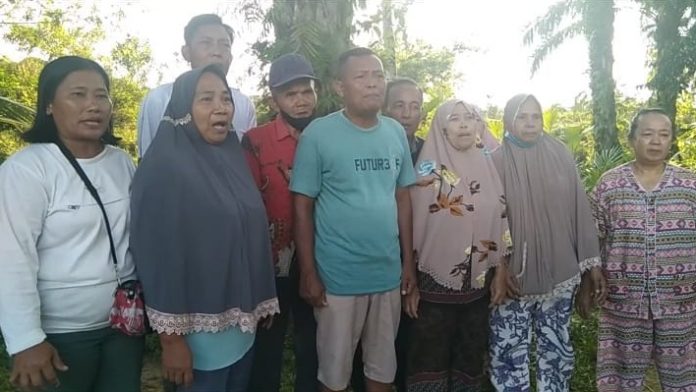 Wagino (55) didampingi Erwati (58) mantan karyawan PT. Padasa Enam Utama Kebun Teluk Dalam ( foto/Joko )