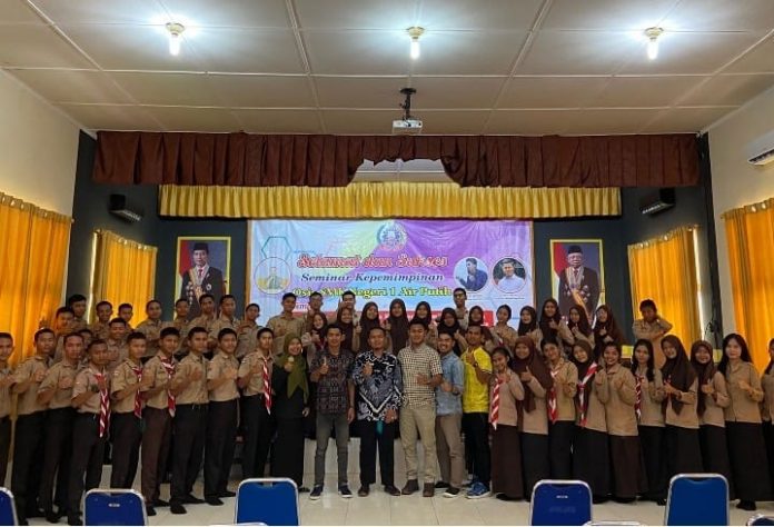 Kepala Sekolah SMK Negeri 1 Air Putih bersama para siswa dan guru peserta seminar Kepemimpinan ( doc/suararakyat.net )