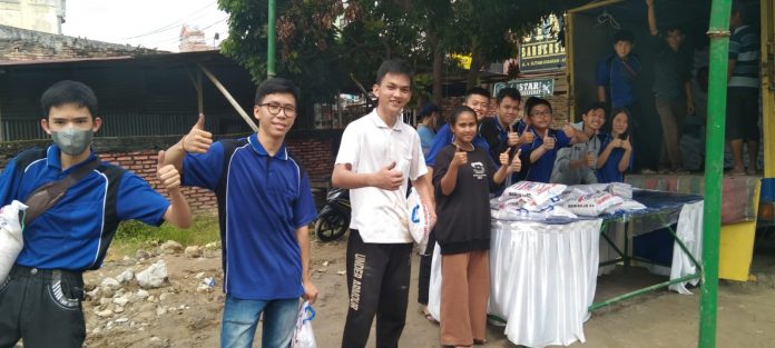 Vihara Swastimuni Kisaran dan PC MBI Asahan bagikan sebanyak 50 ton beras kepada masyarakat Asahan. ( suararakyat.net/Joko )