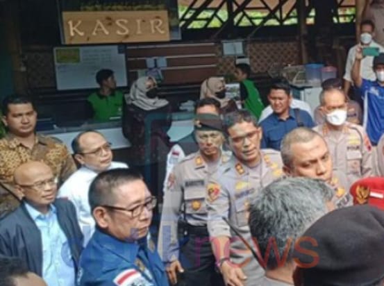 Wakil Ketua Komisi III DPR Desmond J Mahesa digeruduk puluhan kader dan simpatisan Partai Demokrasi Indonesia Perjuangan (suararakyat.net/Sawijan)
