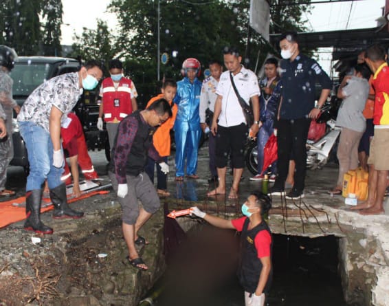 Proses Olah TKP oleh Tim Inafis Polres Kebumen terkait penemuan mayat pria di Saluran Irigasi di Kota Kebumen (dok/Suhirman)
