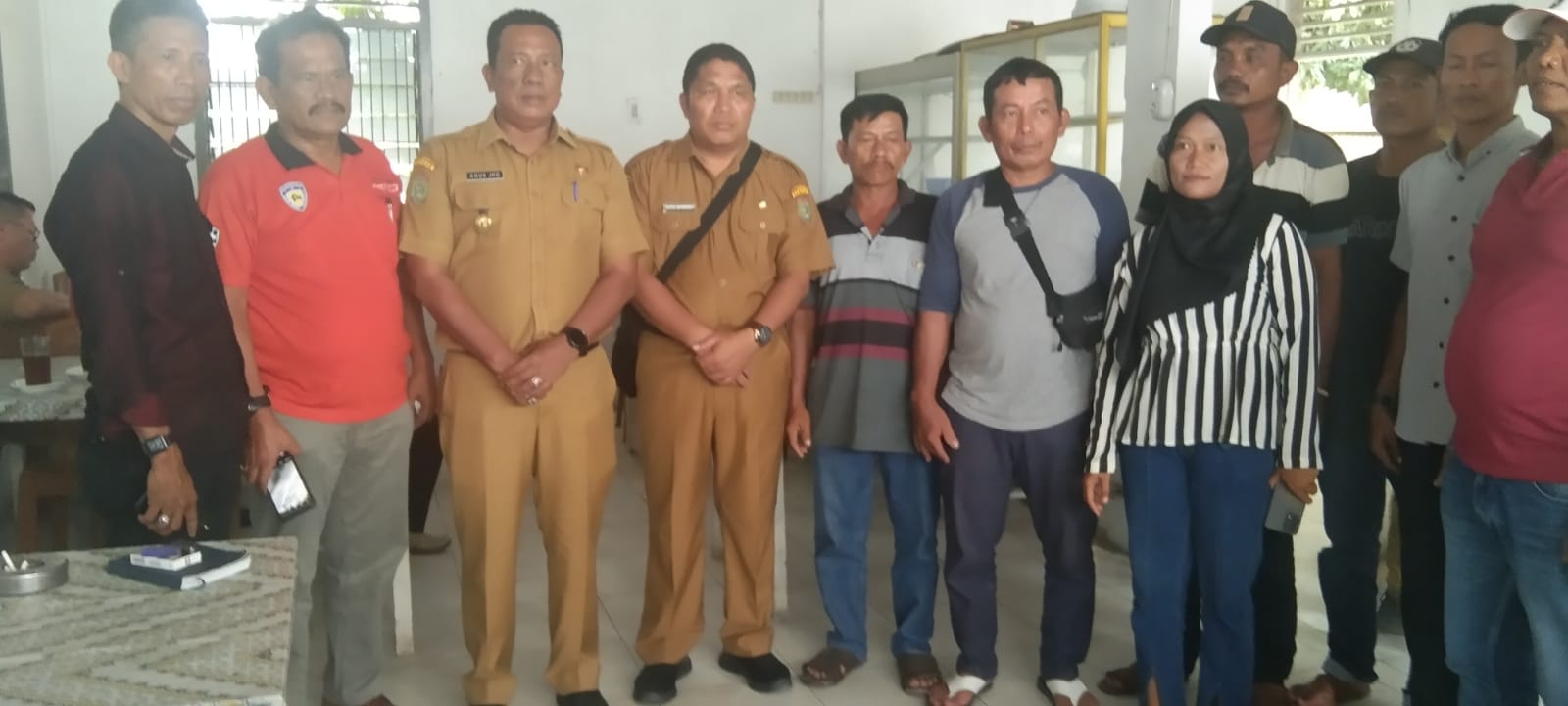 Keterangan foto : Kadis PUTR Asahan Agus Jaka Putra Ginting bersama warga dusun 7,8 dan 9 desa Rawang Panca Arga. ( foto/Joko )