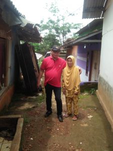 Bersama korban rumah roboh Euis Sukaeni
